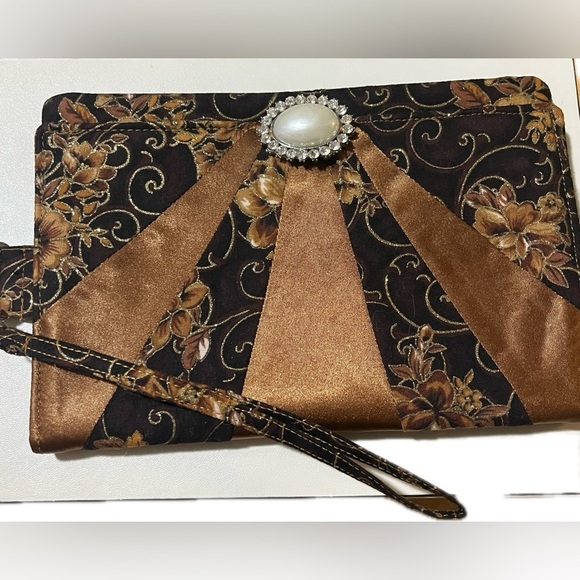 Elegant Floral Clutch with Jewel Accent - Picture 1 of 4